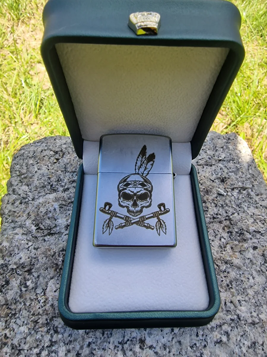Graviertes Feuerzeug im Geschenketui