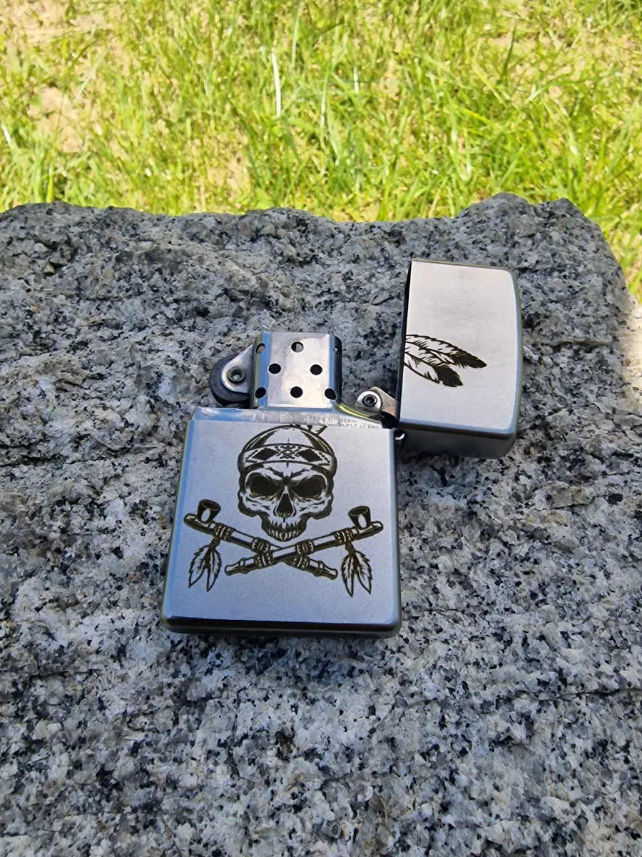 Graviertes Feuerzeug, geöffnet mit Motiv auf dem Deckel
